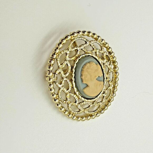 VTG Sarah Coventry Goldtone Blue Cameo Brooch Pendant Filigree Oval Convertible - Picture 3 of 8